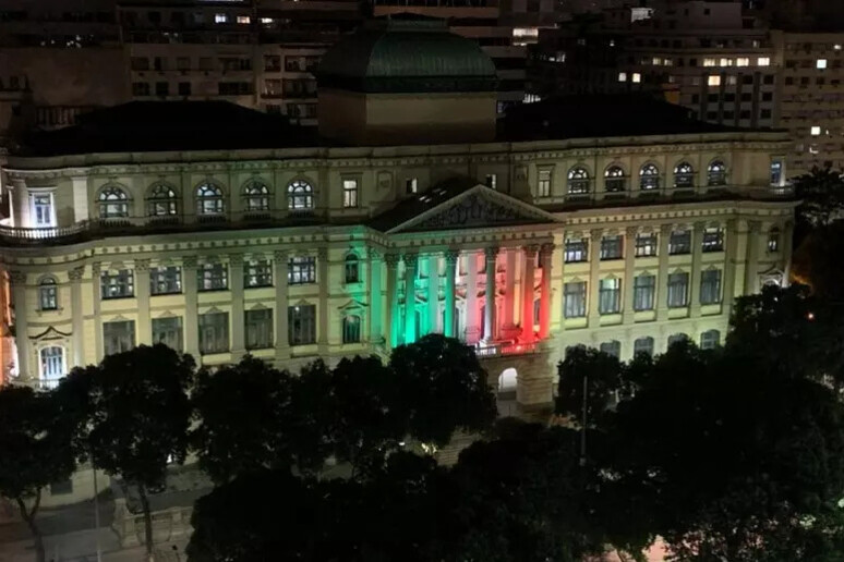 Fachada da Biblioteca Nacional do RJ foi iluminada com as cores da bandeira italiana - TODOS OS DIREITOS RESERVADOS
