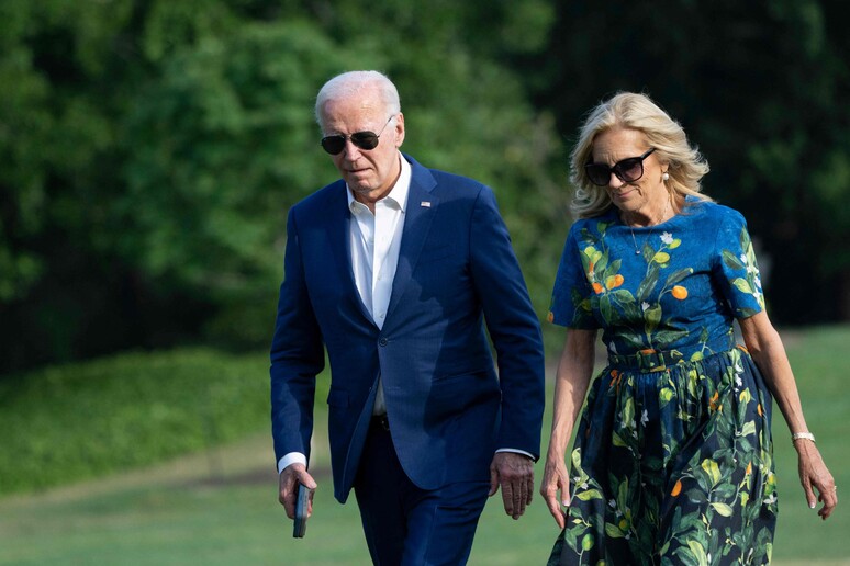 Joe Biden com a primeira-dama Jill na Casa Branca © ANSA/AFP