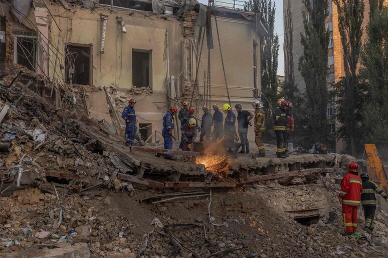 Destruição provocada por bombardeio russo em Kiev © ANSA/AFP