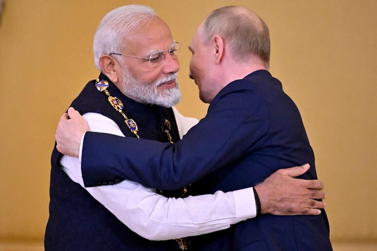 Narendra Modi e Vladimir Putin se abraçam durante encontro em Moscou © ANSA/AFP