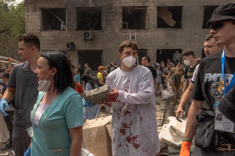Destruição provocada por ataque a hospital pediátrico em Kiev © ANSA/AFP