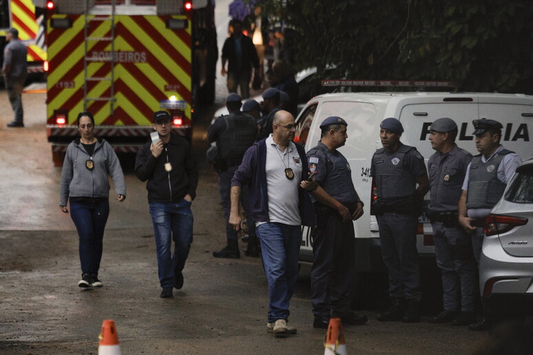 Policiais no local de acidente aéreo em Vinhedo (SP) - TODOS OS DIREITOS RESERVADOS