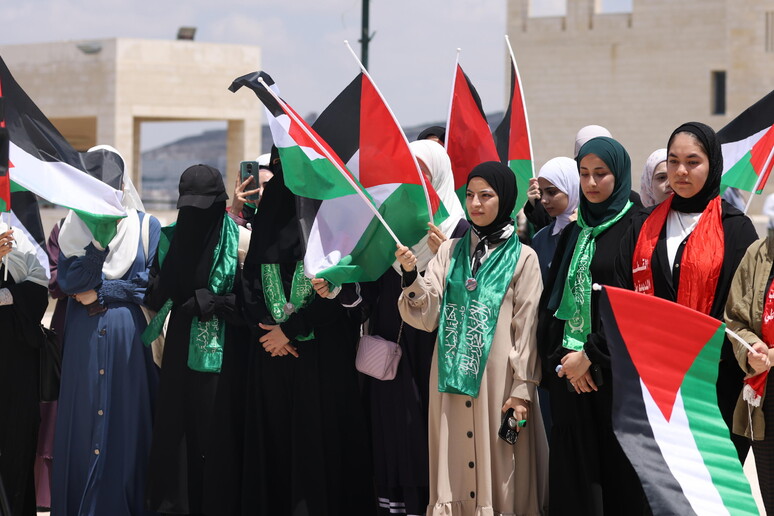 Palestinos protestam na Cisjordânia contra ataque israelense a escola em Gaza © ANSA/EPA