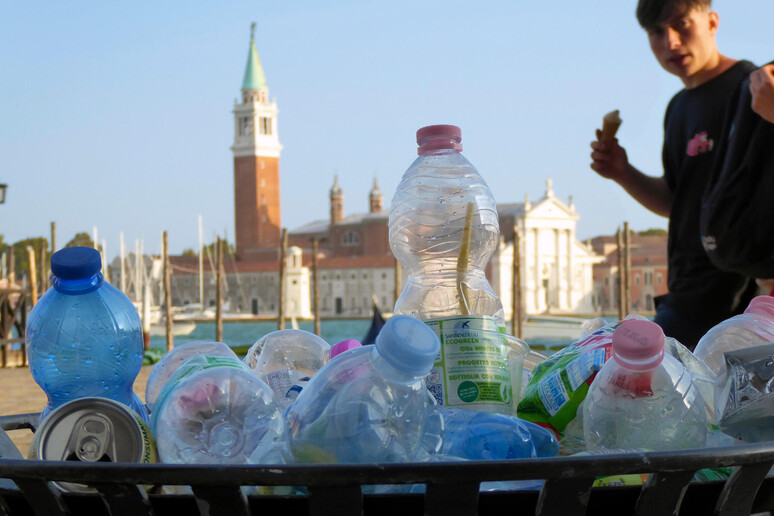 VENEZIA, OVERTOURISM FA TRABOCCARE CESTINI PLASTICA - RIPRODUZIONE RISERVATA