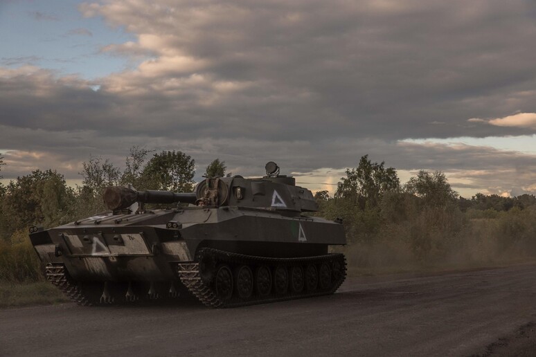 Tanque ucraniano avança pela região de Sumy, na fronteira com a província russa de Kursk © ANSA/AFP