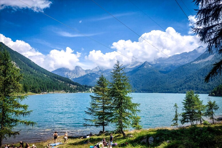 El paradisíaco paisaje de montañas junto al lago Ceresole, en el valle de Oro, cerca de Turín - TODOS LOS DERECHOS RESERVADOS