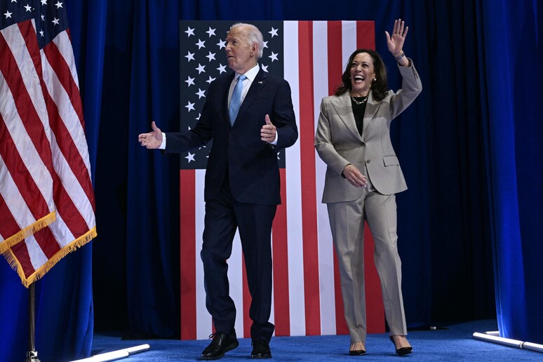 Joe Biden e Kamala Harris durante comício em Maryland © ANSA/AFP