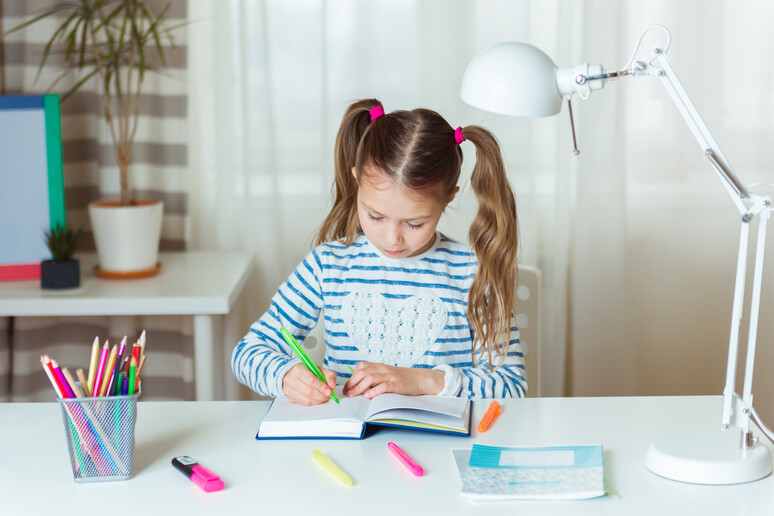 Una bambina fa i compiti foto iStock. - RIPRODUZIONE RISERVATA