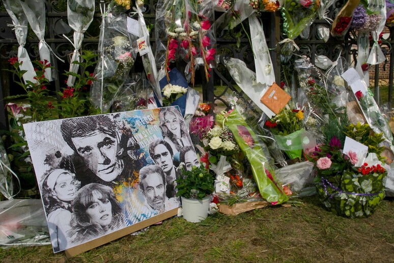 Fãs homenageiam astro do cinema francês, que optou por funeral privado © ANSA/AFP