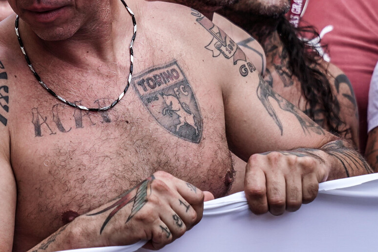 Torcedor do Torino exibe tatuagem com emblema do clube - TODOS OS DIREITOS RESERVADOS