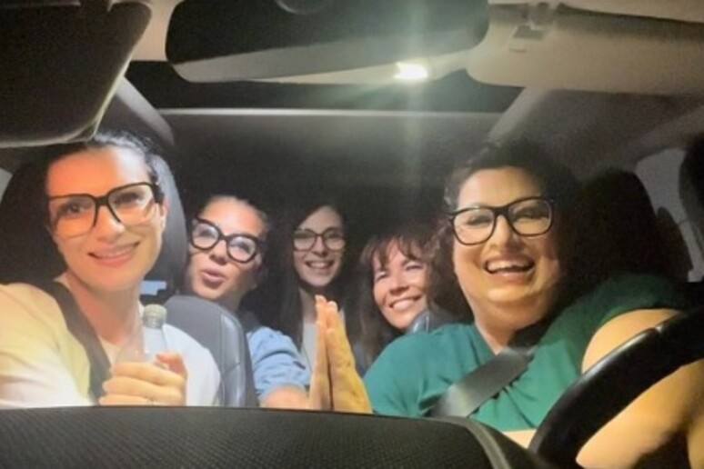 Laura e amigas durante passeio de carro © ANSA/Foto: Reprodução/Redes Sociais