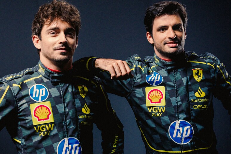 Nova coloração dos uniformes de Carlos Sainz e Charles Leclerc homenageará a fibra de carbono © ANSA/Divulgação/Ferrari