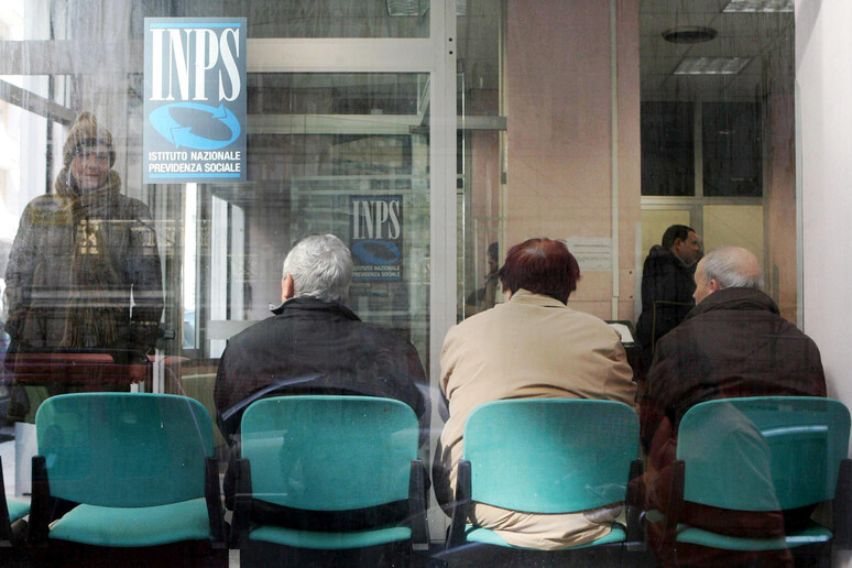 Pensionati in attesa in un ufficio Inps - RIPRODUZIONE RISERVATA