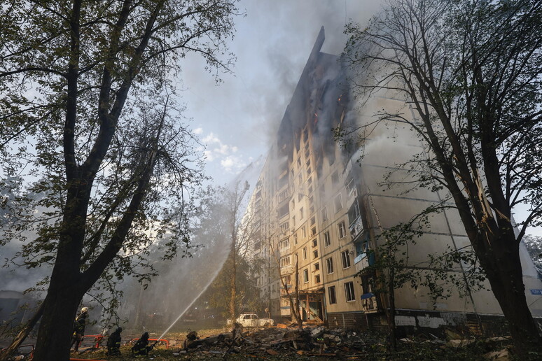 Edificio bombardato a Kharkiv © ANSA/EPA