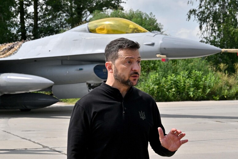 Il presidente Zelensky alla consegna di uno dei F-16 ceduti all 'Ucraina © ANSA/AFP