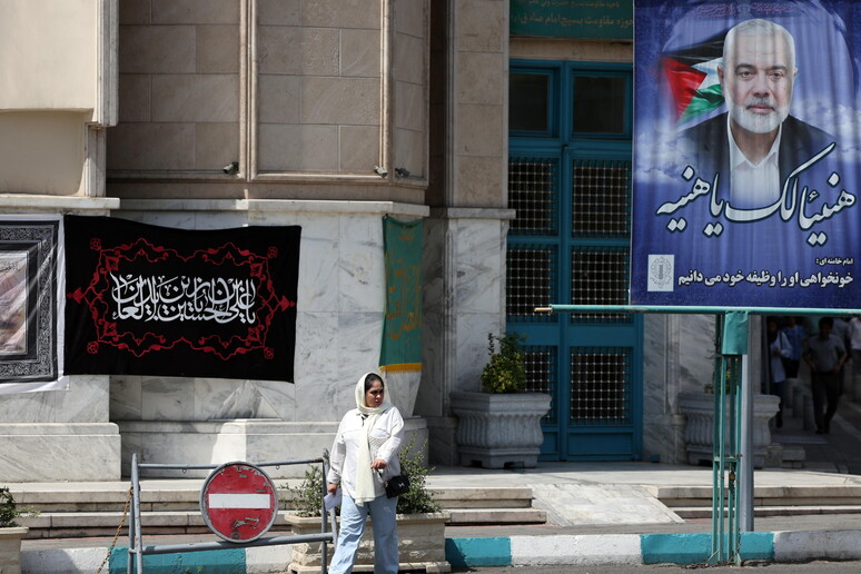 Pôster em Teerã homenageia Ismail Haniyeh, assassinado em ataque israelense na capital iraniana - TODOS OS DIREITOS RESERVADOS