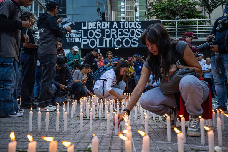 Manifestantes fazem vigília em Caracas por libertação de prisioneiros políticos - TODOS OS DIREITOS RESERVADOS