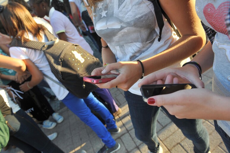 Los celulares ya están prohibidos en las escuelas hasta octavo grado, incluso con fines educativos. - TODOS LOS DERECHOS RESERVADOS