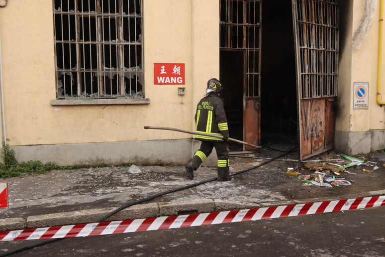 Loja chinesa destruída por incêndio em Milão - TODOS OS DIREITOS RESERVADOS