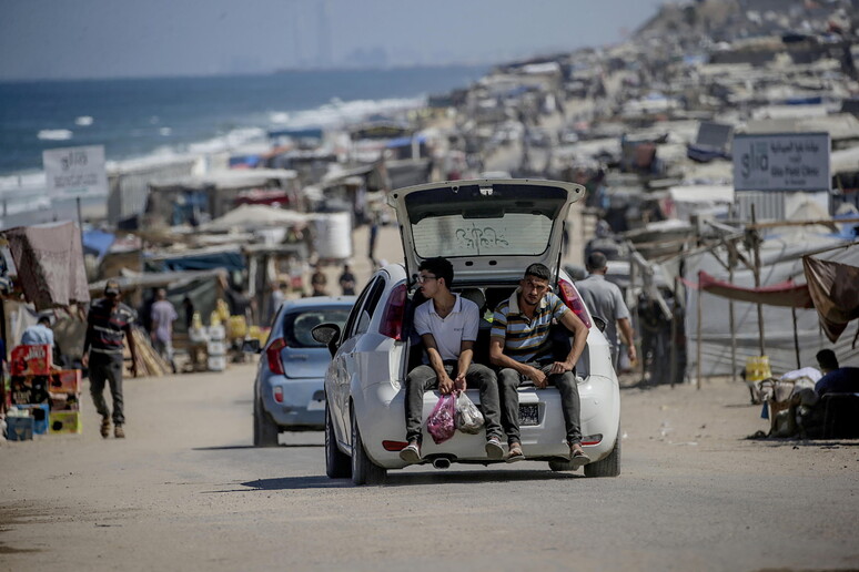 Palestinos deslocados em Deir Al-Balah, na Faixa de Gaza © ANSA/EPA