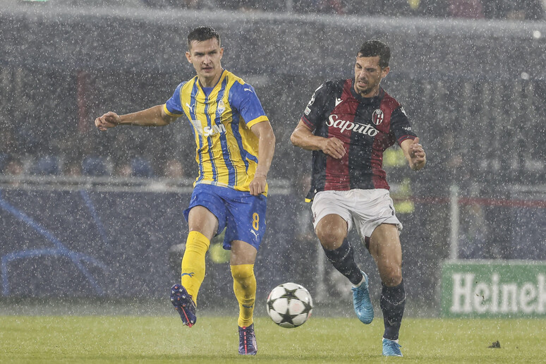 Bologna e Shakhtar Donetsk jogaram debaixo de muita chuva em Bolonha - TODOS OS DIREITOS RESERVADOS