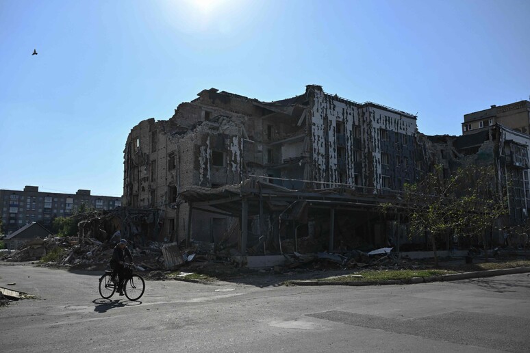 Diversas cidades ucranianas estão destruídas em virtude da guerra contra a Rússia © ANSA/AFP