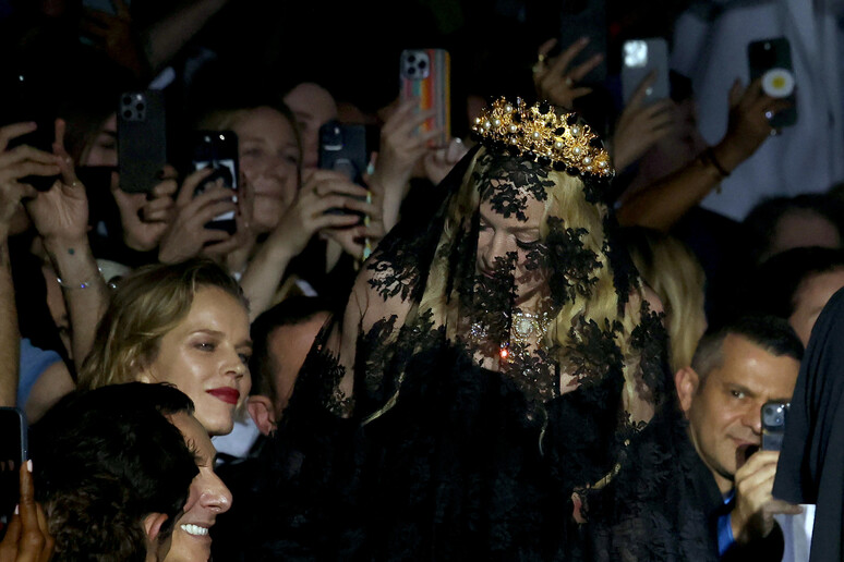 Coberta com um longo véu negro, Madonna acompanhou o desfile da Dolce &amp; Gabbana em Milão - TODOS OS DIREITOS RESERVADOS