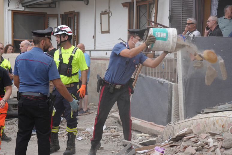 Crollo palazzina: si scava a mano per trovare i due dispersi - RIPRODUZIONE RISERVATA