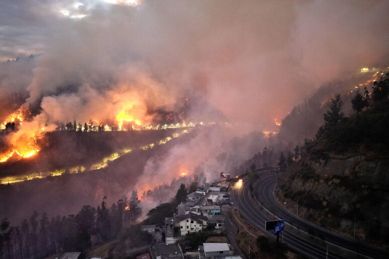 Quito tem sofrido com incêndios florestais © ANSA/AFP