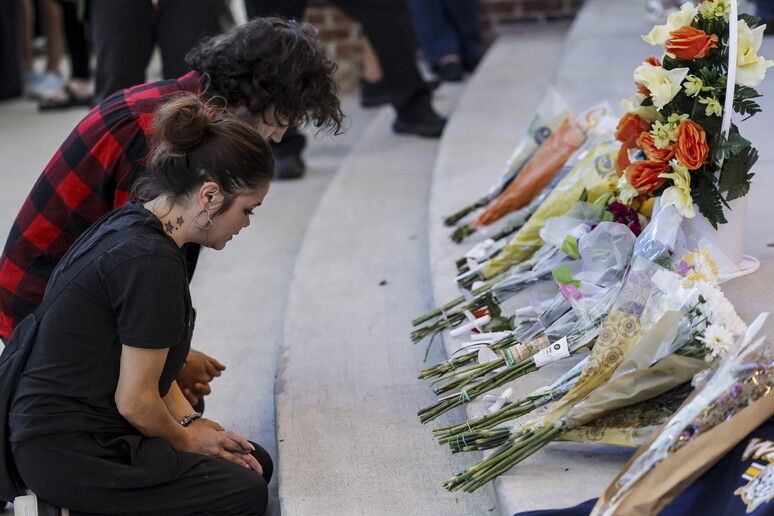 Memorial por vítimas de atentado em escola nos EUA - TODOS OS DIREITOS RESERVADOS