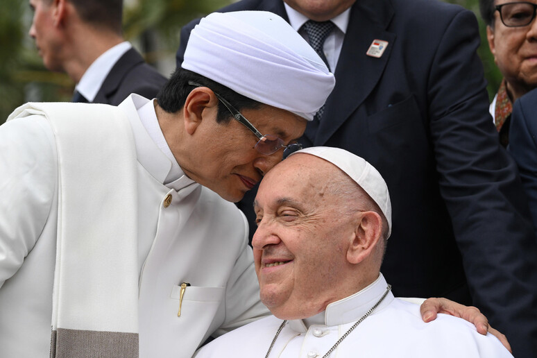 O imã Nasaruddin Umar e o papa Francisco durante encontro na mesquita Istiqlal - TODOS OS DIREITOS RESERVADOS