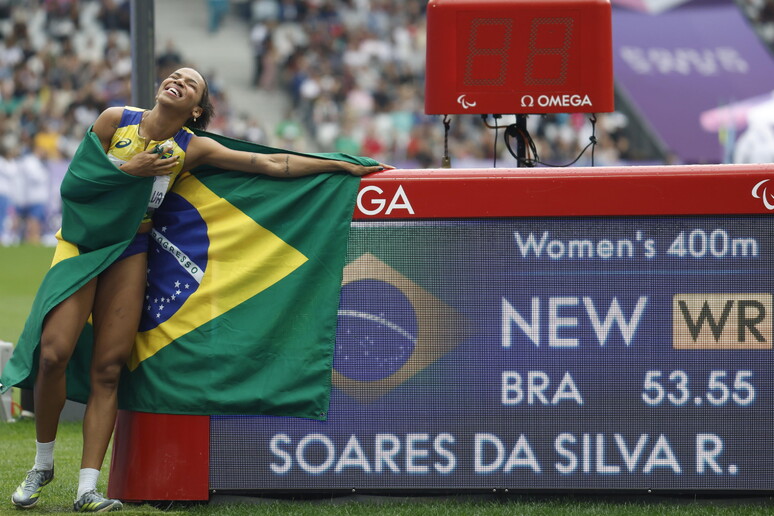 Rayane Soares conquistou uma medalha de ouro nos 400 metros da classe T13 © ANSA/EPA