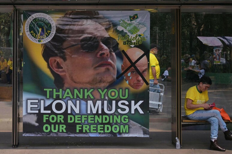 Cartaz em homenagem a Musk durante protesto da extrema direita em São Paulo © ANSA/AFP