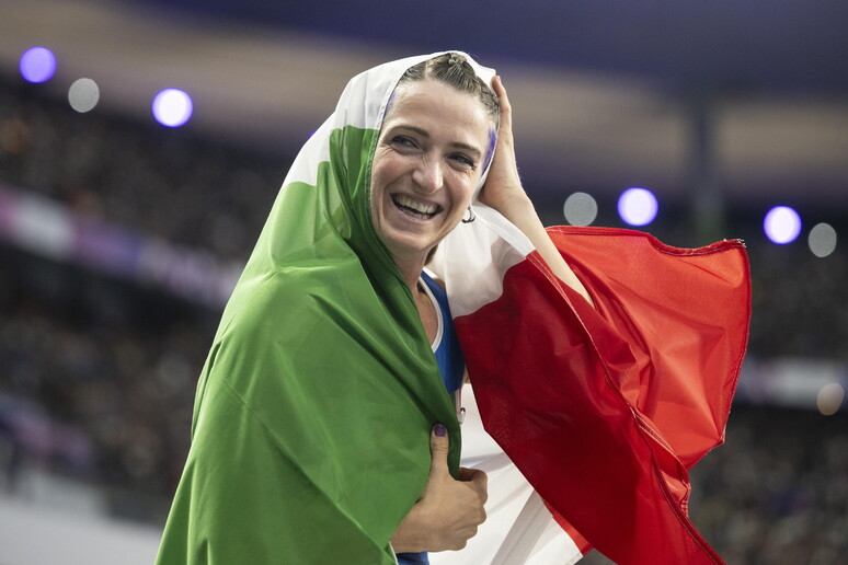 Martina Caironi celebrando a conquista de um ouro paralímpico no atletismo © ANSA/EPA