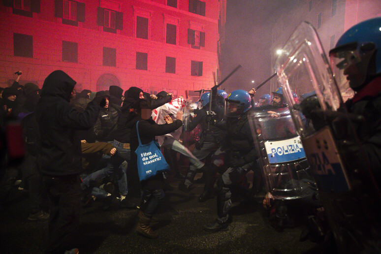 Scontri a corteo per Ramy a Roma,una trentina identificati - RIPRODUZIONE RISERVATA