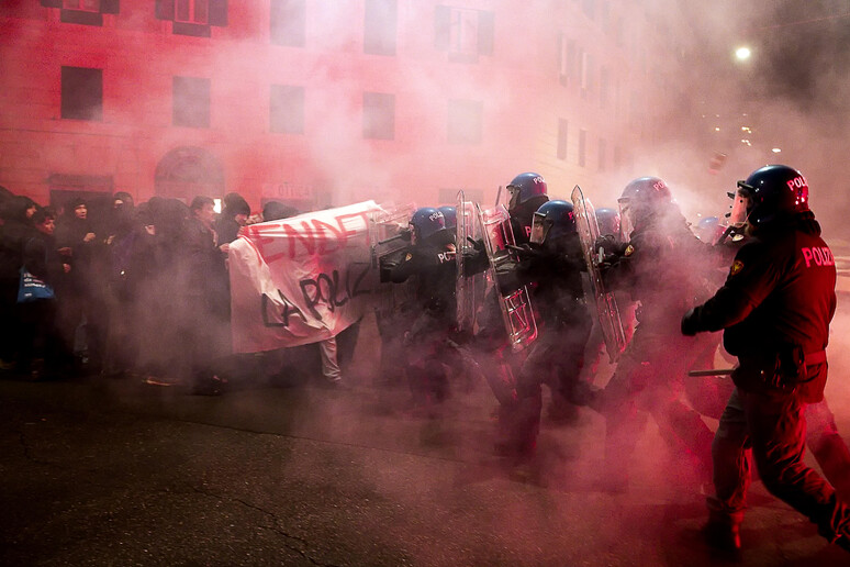 Scontri tra manifestanti e forze dell 'ordine durante la manifestazione per Ramy a Roma l '11 gennaio - RIPRODUZIONE RISERVATA