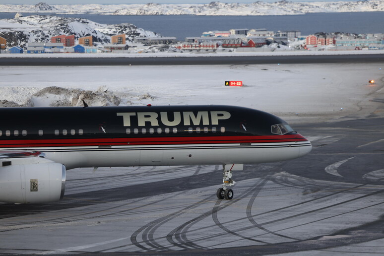 Avião que levou Donald Trump Jr. ao aeroporto em Nuuk, na Groenlândia © ANSA/EPA