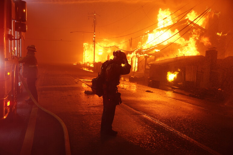 Los bomberos están concentrados en salvar vidas. - TODOS LOS DERECHOS RESERVADOS