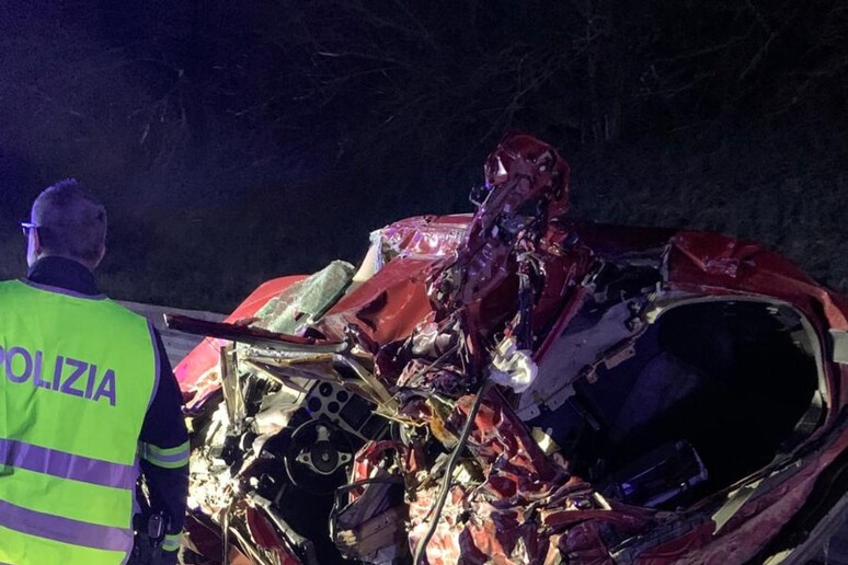 Camion contro auto in corsia emergenza su A1, un morto - RIPRODUZIONE RISERVATA