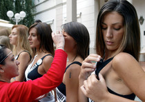 Un gruppo di ragazze si prepara a sflare per Miss Italia in una foto di archivio