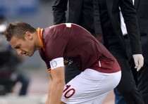 Soccer: Serie A; Roma-Napoli, Totti injured