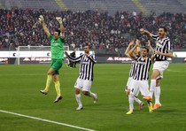 I giocatori della Juventus salutano i loro tifosi dopo aver ottenuto l'undicesima vittoria consecutiva nella partita del campionato di serie A contro il Cagliari allo stadio Sant'Elia, 12 Gennaio 2014