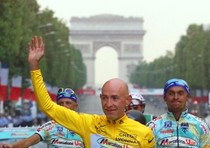 Un' immagine dI archivio di Marco Pantani vincitore del Tour de France del 1998