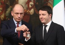 Enrico Letta e Matteo Renzi  durante il 'suono della campanella'